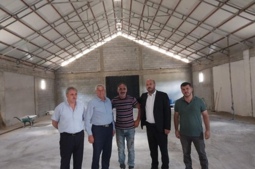 Hasan ÇAKIR'a ait olan kurulum aşamasındaki küçük baş hayvan besi ve entegre tesislerini gezerek yerinde incelemelerde bulunduk